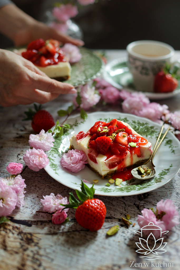 Lekki skyrnik z truskawkami i frużeliną - kremowy, owocowy deser idealny na lato, który smakuje tak dobrze, jak wygląda.