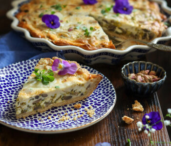Tarta z pieczarkami i porem - aromatyczna, sycąca i pełna smaku. Idealna na szybki obiad, kolację lub elegancką przekąskę na spotkania.