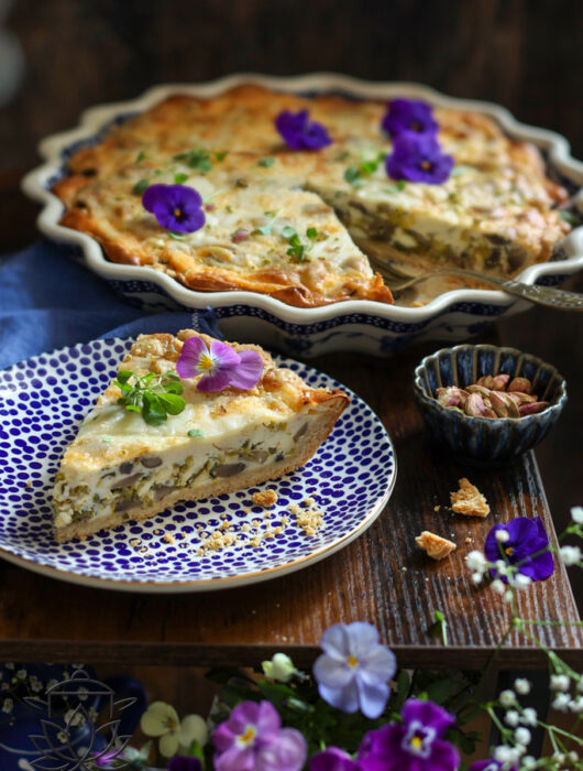 Tarta z pieczarkami i porem - aromatyczna, sycąca i pełna smaku. Idealna na szybki obiad, kolację lub elegancką przekąskę na spotkania.
