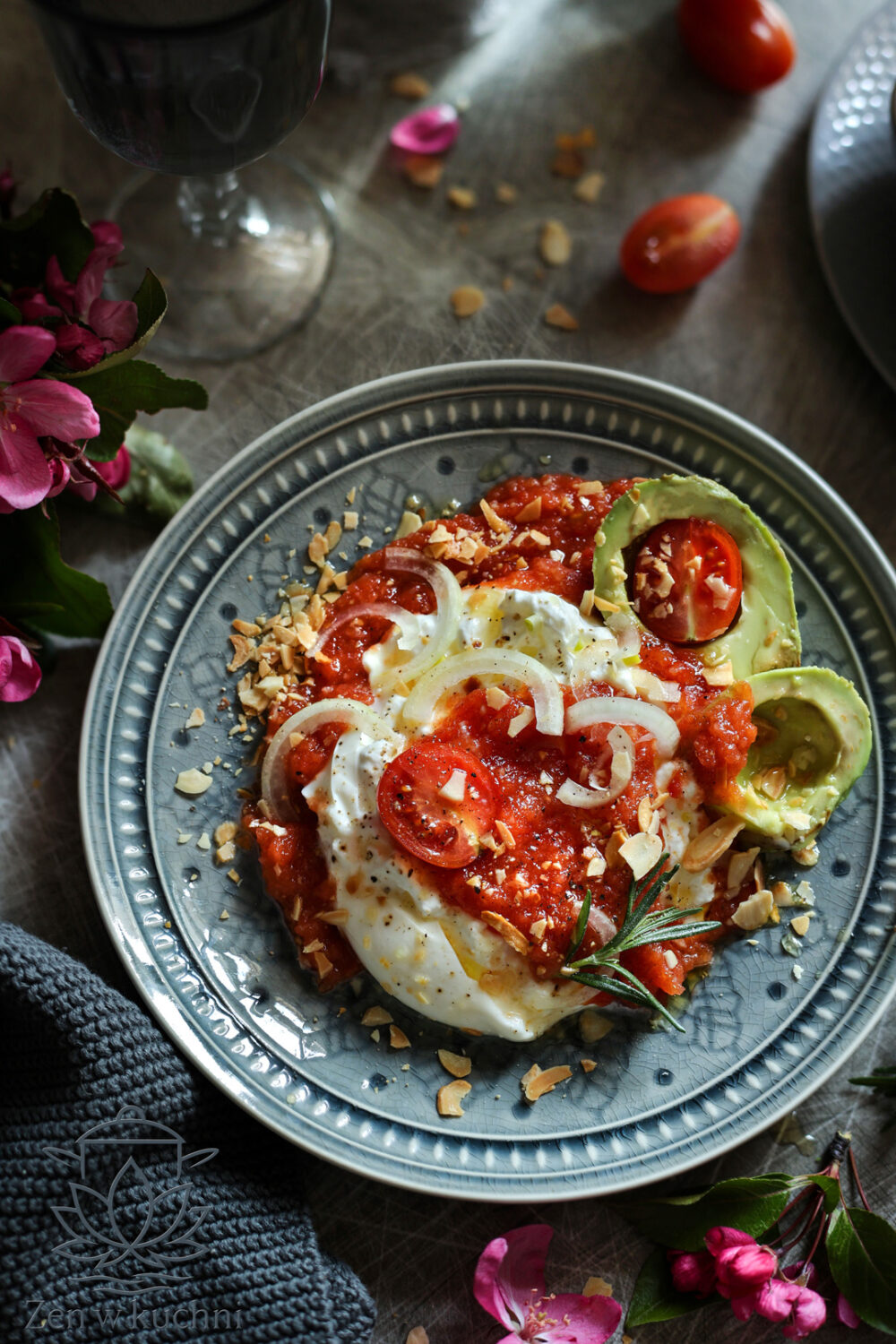Burrata z pomidorami i cynamonem - szybka przystawka z awokado, kremowa i aromatyczna. Prosty przepis na lekkie, domowe danie.