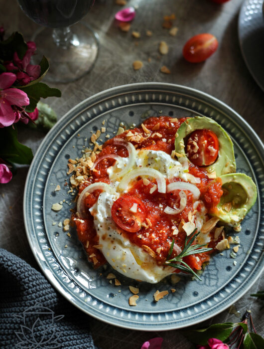 Burrata z pomidorami i cynamonem - szybka przystawka z awokado, kremowa i aromatyczna. Prosty przepis na lekkie, domowe danie.