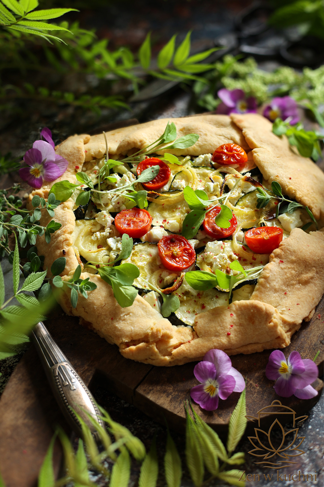 Rustykalna galette z cukinią - prosta, efektowna i pełna letniego smaku. Lekkie danie na szybki obiad, które zachwyca wyglądem i smakiem.