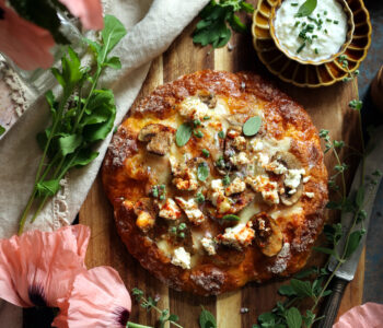 Pizza twarogowa to lekki i szybki przepis na domową pizzę z delikatnym twarogiem. Idealna na obiad, zdrowa i prosta w przygotowaniu.