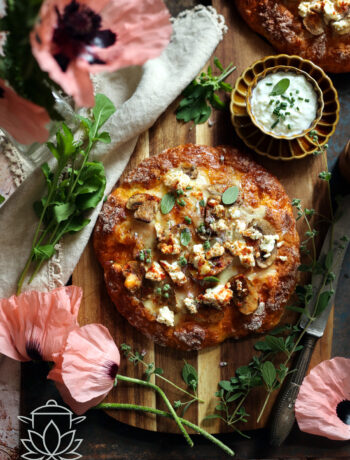 Pizza twarogowa to lekki i szybki przepis na domową pizzę z delikatnym twarogiem. Idealna na obiad, zdrowa i prosta w przygotowaniu.