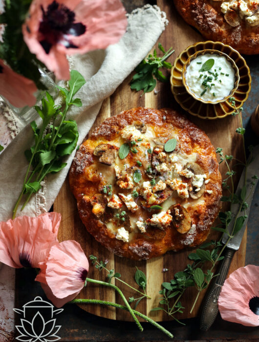 Pizza twarogowa to lekki i szybki przepis na domową pizzę z delikatnym twarogiem. Idealna na obiad, zdrowa i prosta w przygotowaniu.