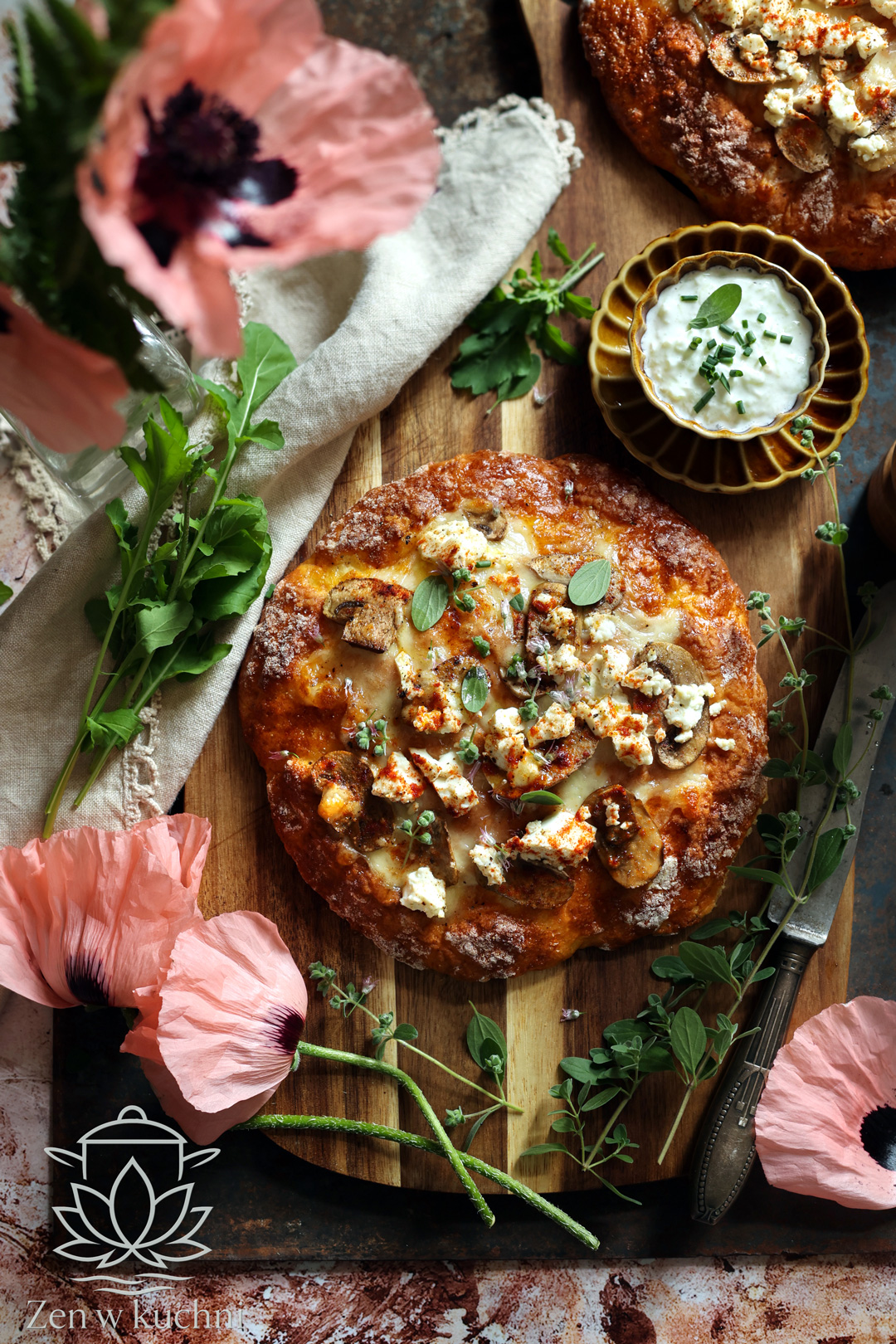Pizza twarogowa to lekki i szybki przepis na domową pizzę z delikatnym twarogiem. Idealna na obiad, zdrowa i prosta w przygotowaniu.