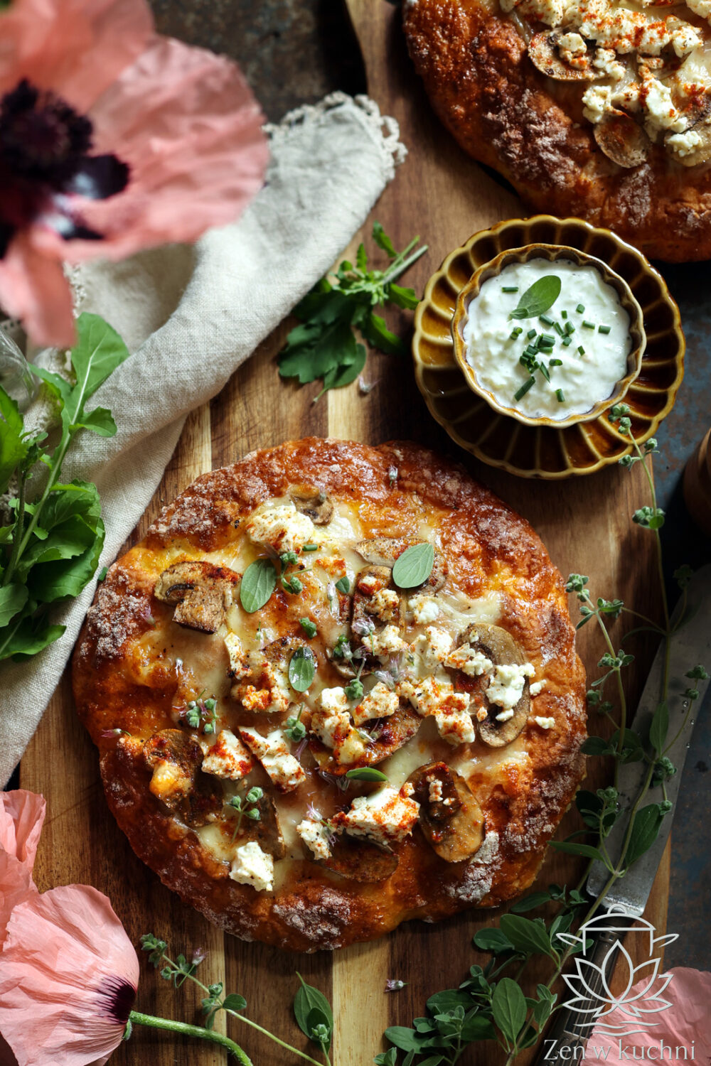 Pizza twarogowa to lekki i szybki przepis na domową pizzę z delikatnym twarogiem. Idealna na obiad, zdrowa i prosta w przygotowaniu.