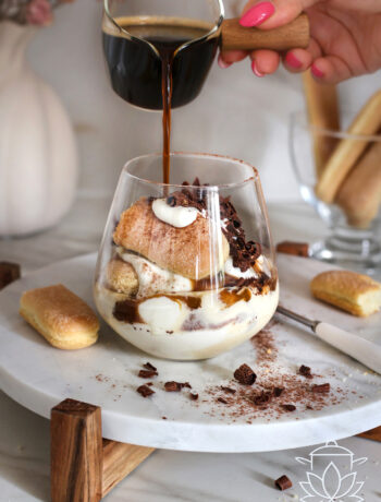 Kawa z lodami (Tiramisu Affogato) z kremem mascarpone to szybki włoski deser kawowy. Kremowy, prosty i gotowy w kilka minut, idealny na lato!