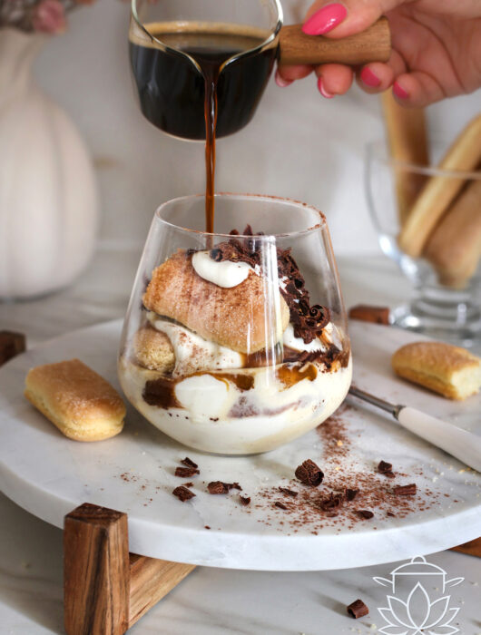 Kawa z lodami (Tiramisu Affogato) z kremem mascarpone to szybki włoski deser kawowy. Kremowy, prosty i gotowy w kilka minut, idealny na lato!