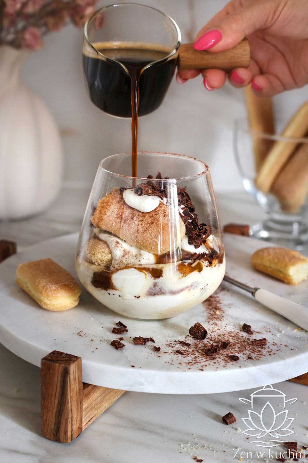 Kawa z lodami (Tiramisu Affogato) z kremem mascarpone to szybki włoski deser kawowy. Kremowy, prosty i gotowy w kilka minut, idealny na lato!