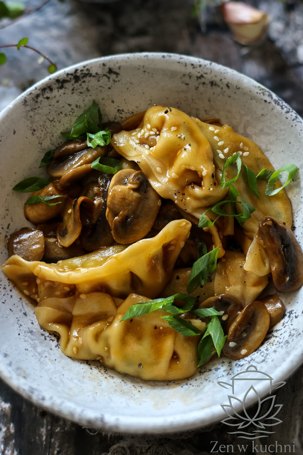 Pierożki gyoza z pieczarkami w sosie
