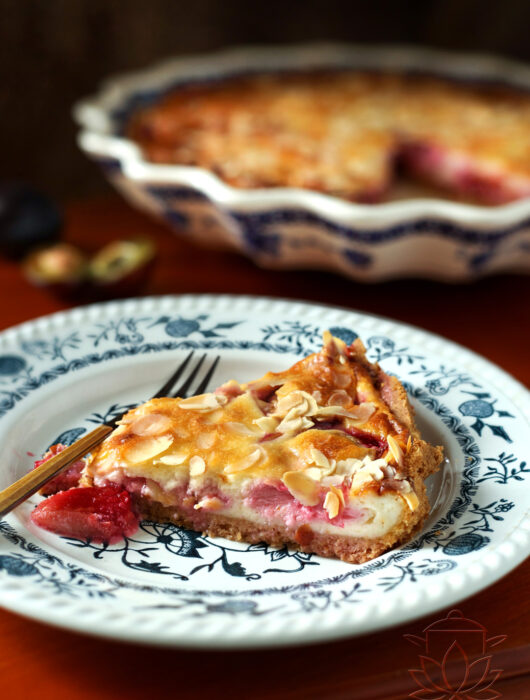 Tarta ze śliwkami i mascarpone - kawałek kremowej tarty z migdałami