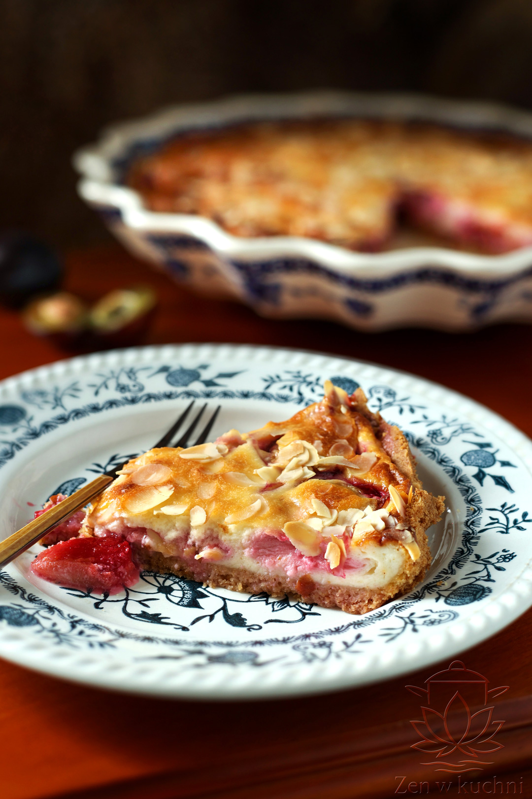 Tarta ze śliwkami i mascarpone - kawałek kremowej tarty z migdałami