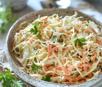 Surówka coleslaw z białej kapusty z majonezem i śmietaną