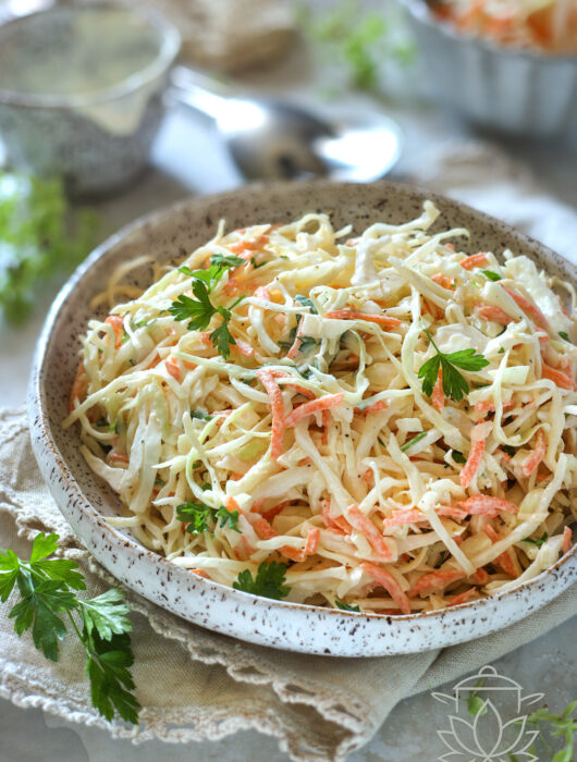 Surówka coleslaw z białej kapusty z majonezem i śmietaną