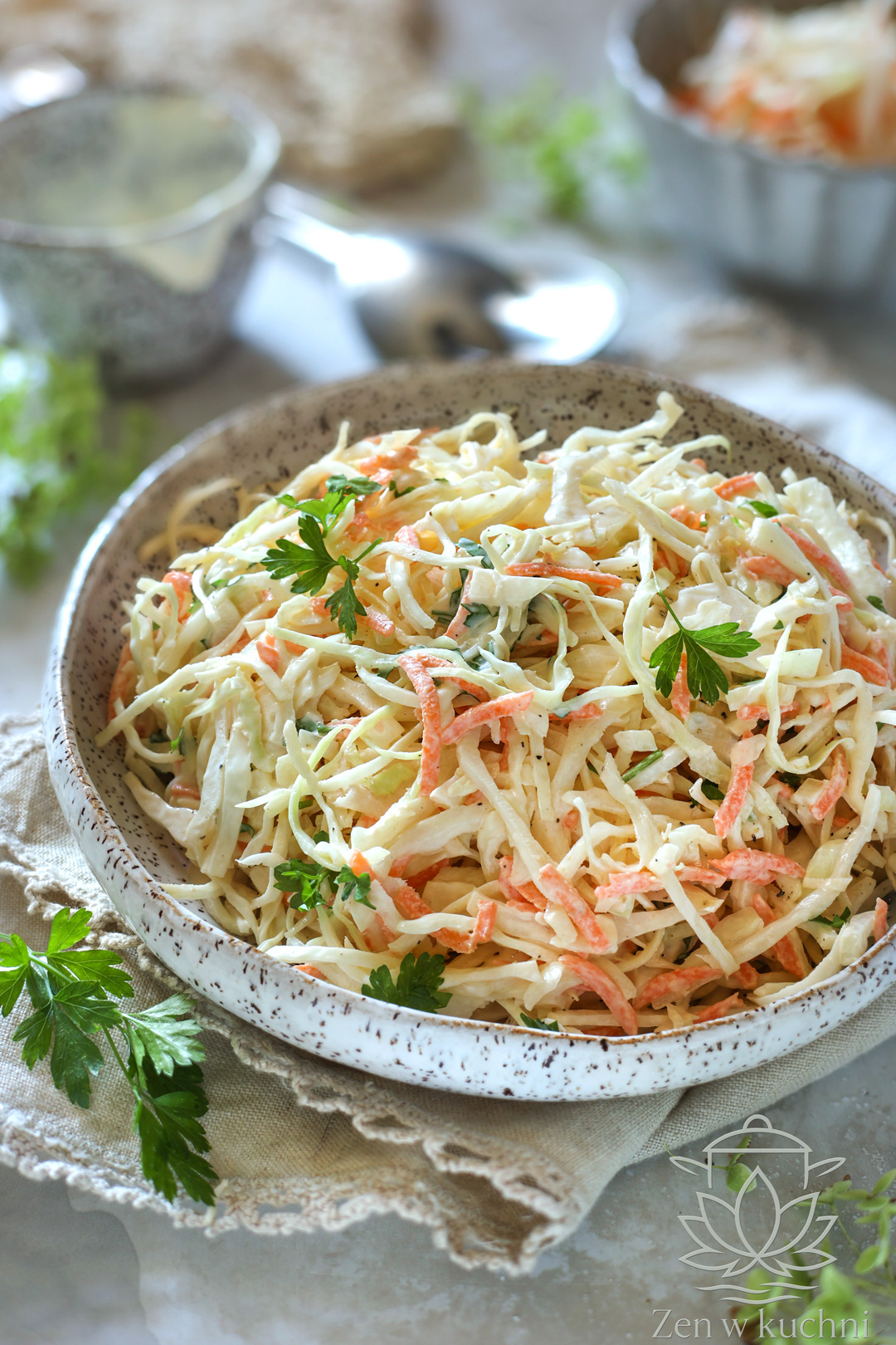 Surówka coleslaw z białej kapusty z majonezem i śmietaną