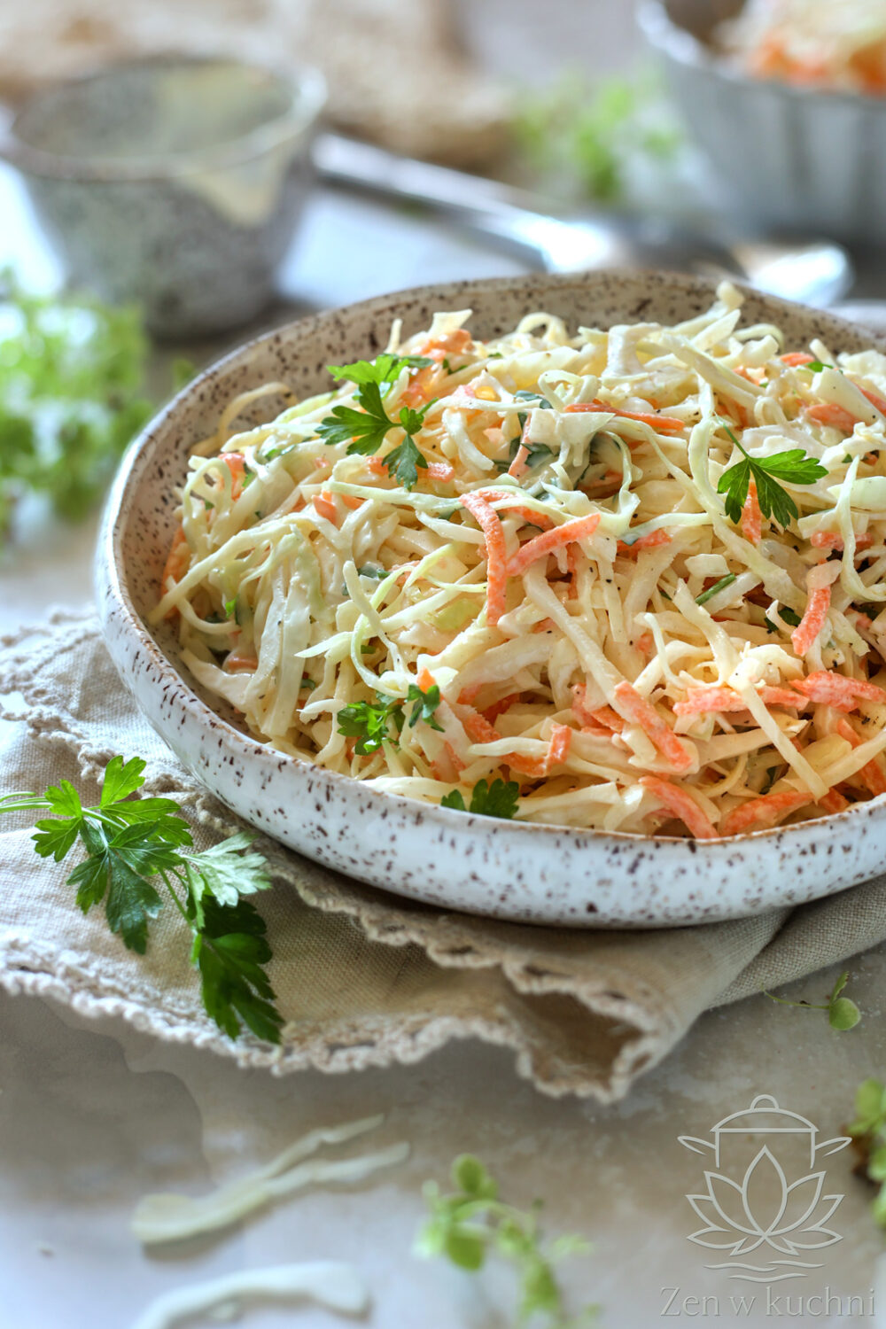Surówka coleslaw z białej kapusty, marchewki i cebuli