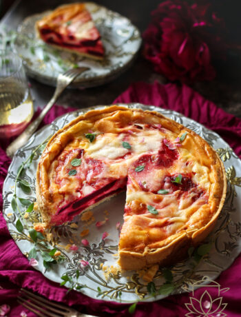 Tarta wytrawna z burakami i kozim serem na kruchym spodzie, podana na ozdobnej paterze
