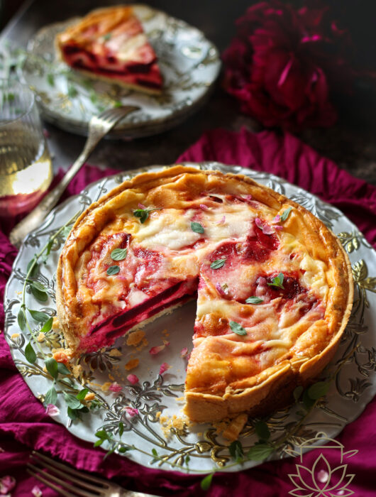 Tarta wytrawna z burakami i kozim serem na kruchym spodzie, podana na ozdobnej paterze