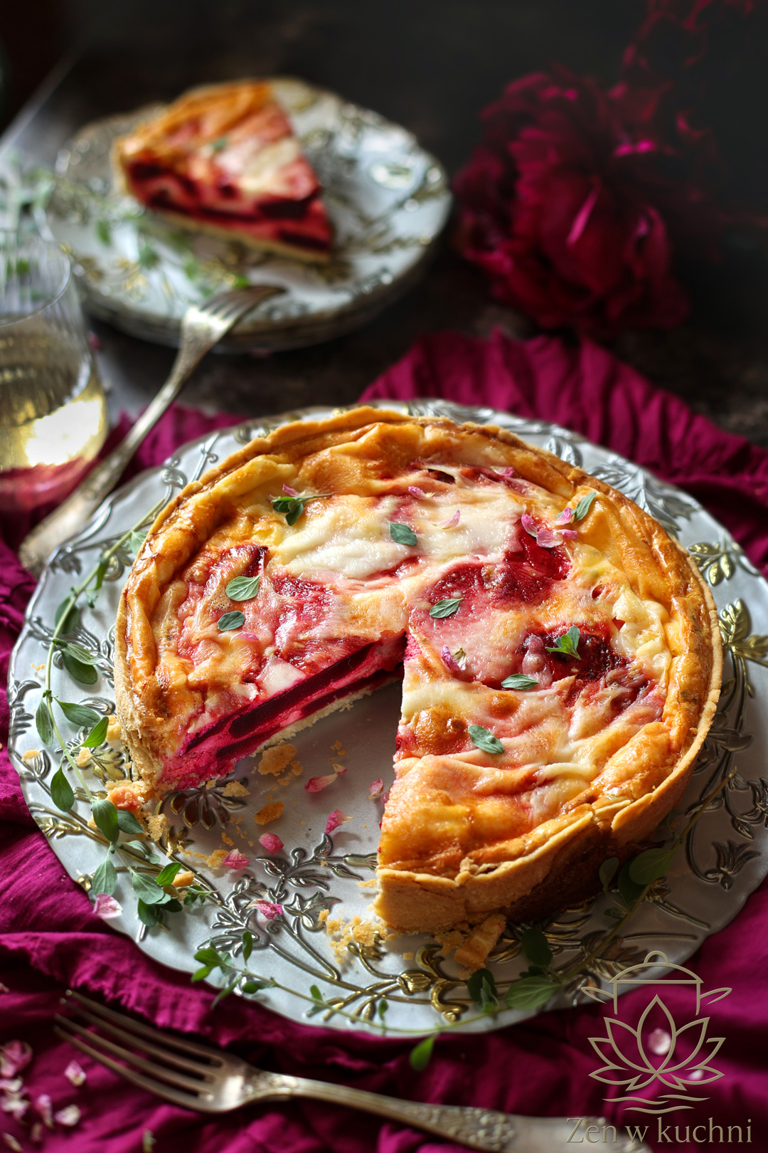 Tarta wytrawna z burakami i kozim serem na kruchym spodzie, podana na ozdobnej paterze